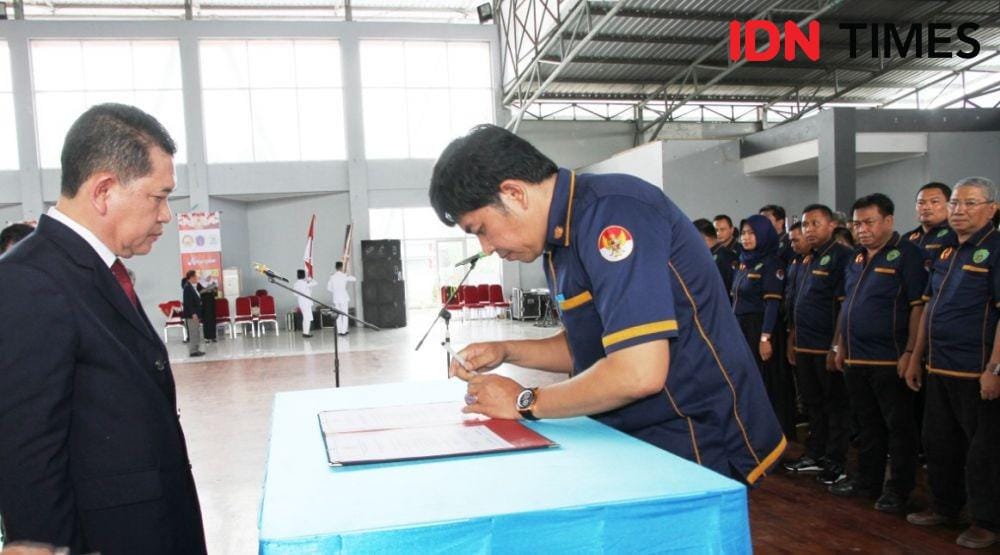 Ketua KONI PPU, Salehuddin menandatangani SK Kepengurusan KONI PPU masa bakti 2019-2023 (IDN Times/Ervan Masbanjar)