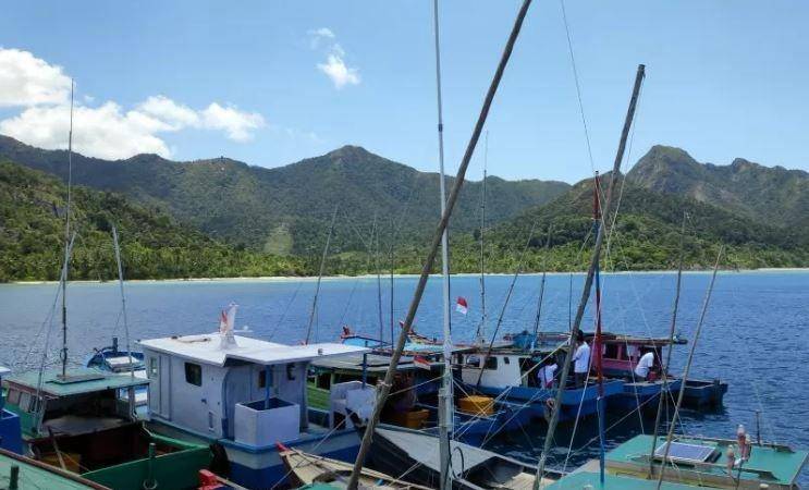 (Kapal nelayan di Selat Lampa, Natuna) ANTARA News/Natisha Andarningtyas
