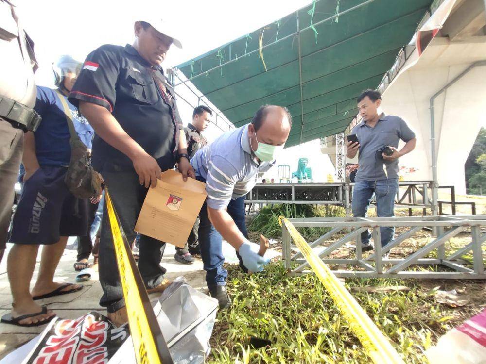 Polisi saat mengamankan sarung badik yang ditinggal pelaku penikaman (Dok. Subbag Humas Polresta Samarinda)