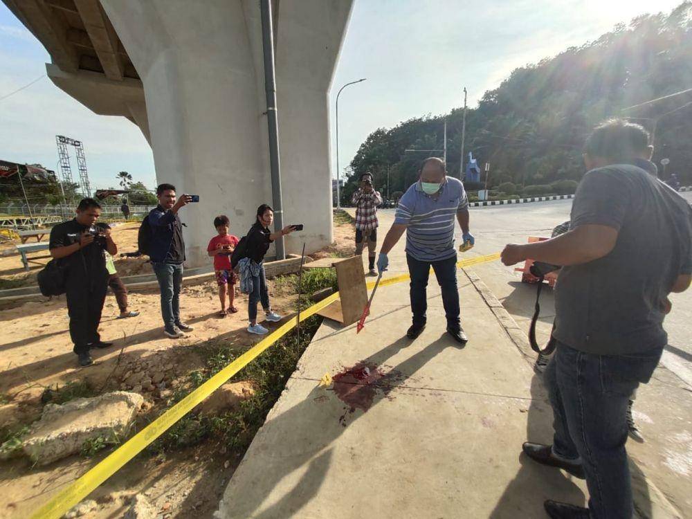 Polisi saat melakukan olah TKP penikaman musisi jalanan (Dok. Subbag Humas Polresta Samarinda)