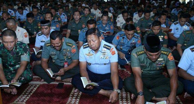 (Ilustrasi TNI. Doa bersama di Mabes TNI jelang tahun baru) Situs Resmi TNI