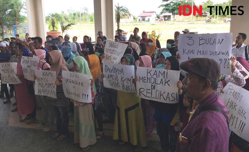 Warga Gang Buaya dari tiga RT yang menjadi korban kerusuhan saat berdemo di depan kantor DPRD PPU (IDN Times/Ervan Masbanjar)