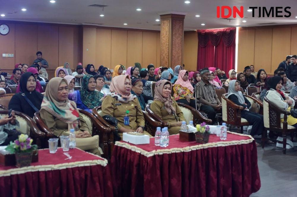Warga korban kerusahaan yang mayoritas dihadiri ibu - ibu saat mengikuti dialog dengan Bupati PPU, Abdul Gafur Masud dan Wabup PPU, Hamdam (IDN Times/ Ervan Masbanjar)