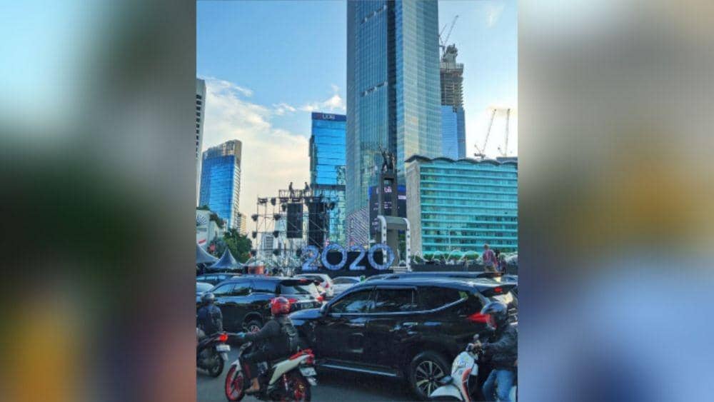 Persiapan panggung perayaan tahun baru di Bundaran HI (Instagram/jktinfo)