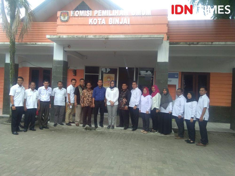 Komisioner KPU RI Evi Novida Ginting saat kunjungan kerja ke KPU Binjai bersama Ketua KPU Sumut Herdensi Adnin dan KPU Binjai Zulfan Effendi (IDN Times/Bambang Suhandoko)