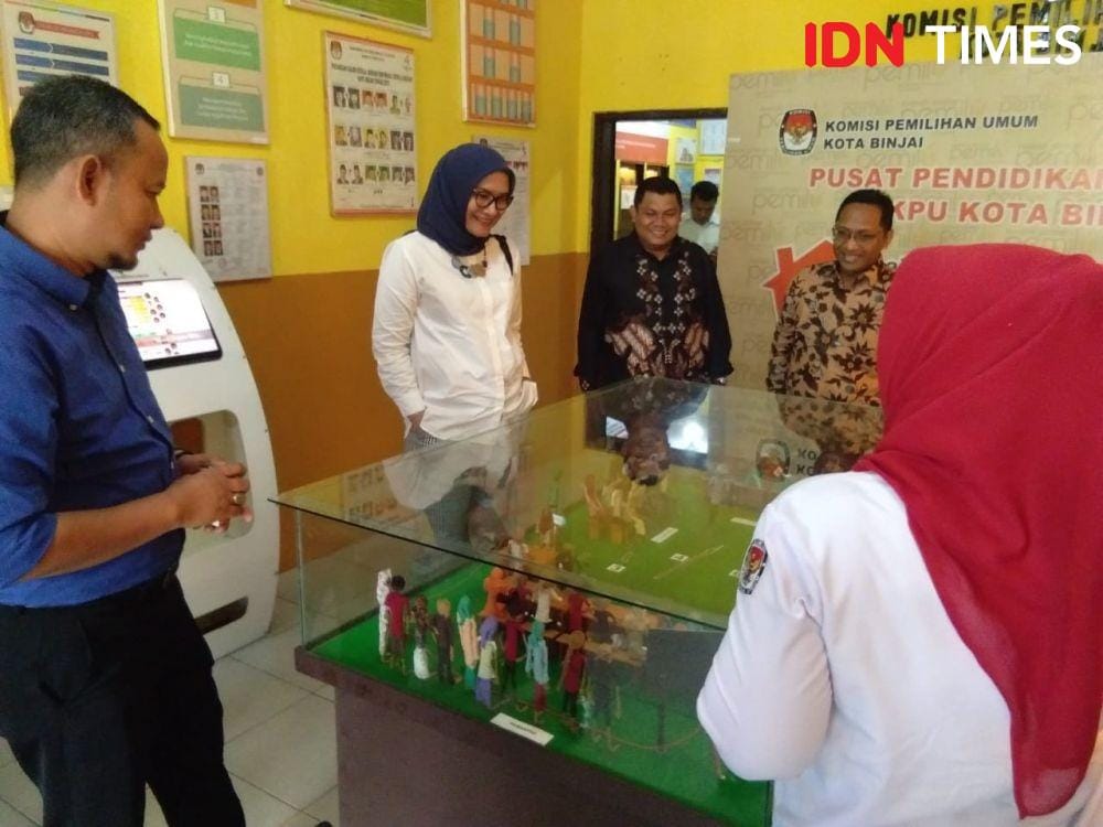 Komisioner KPU RI Evi Novida Ginting saat kunjungan kerja ke KPU Binjai bersama Ketua KPU Sumut Herdensi Adnin dan KPU Binjai Zulfan Effendi (IDN Times/Bambang Suhandoko)