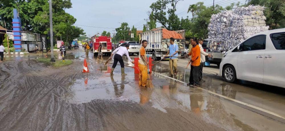 Petugas saat membersihkan lumpur di jalan Pantura Kudus - Pati turut Desa Klaling Kecamatan Jekulo, Kudus Senin (30/12) (IDN Times/Istimewa)