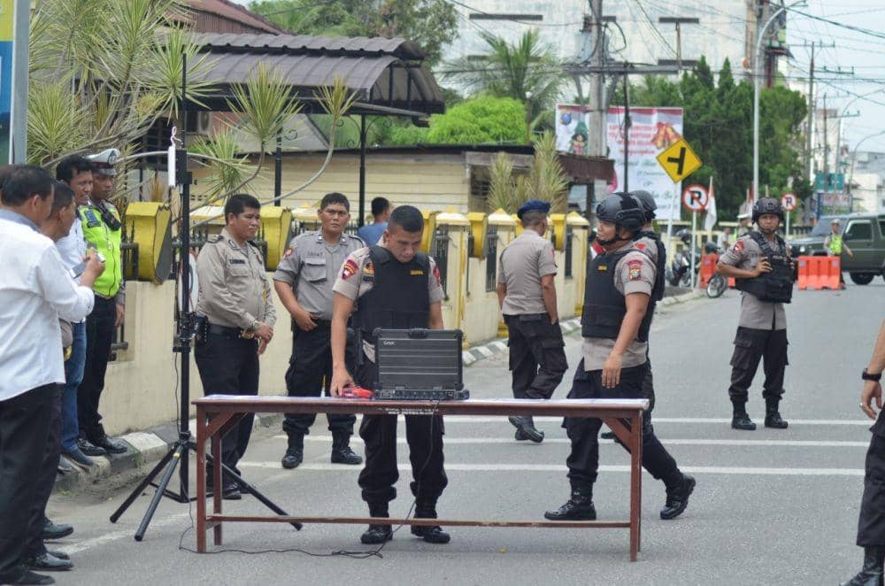 Tim Jibom melakukan pemeriksaan terhadap ransel misterius di Mapolres Tebing Tinggi (Dok Humas Polres Tebing Tinggi)