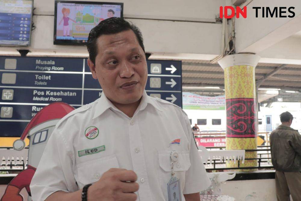 Manager Humas PT KAI (Persero) Divre I SU M. Ilud Siregar memberi keterangan (IDN Times/Yurika Febrianti)