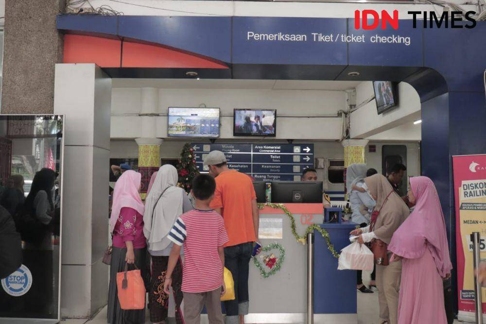 Suasana Stasiun Kereta Api Medan saat Natal dan Tahun Baru (IDN Times/Yurika Febrianti)