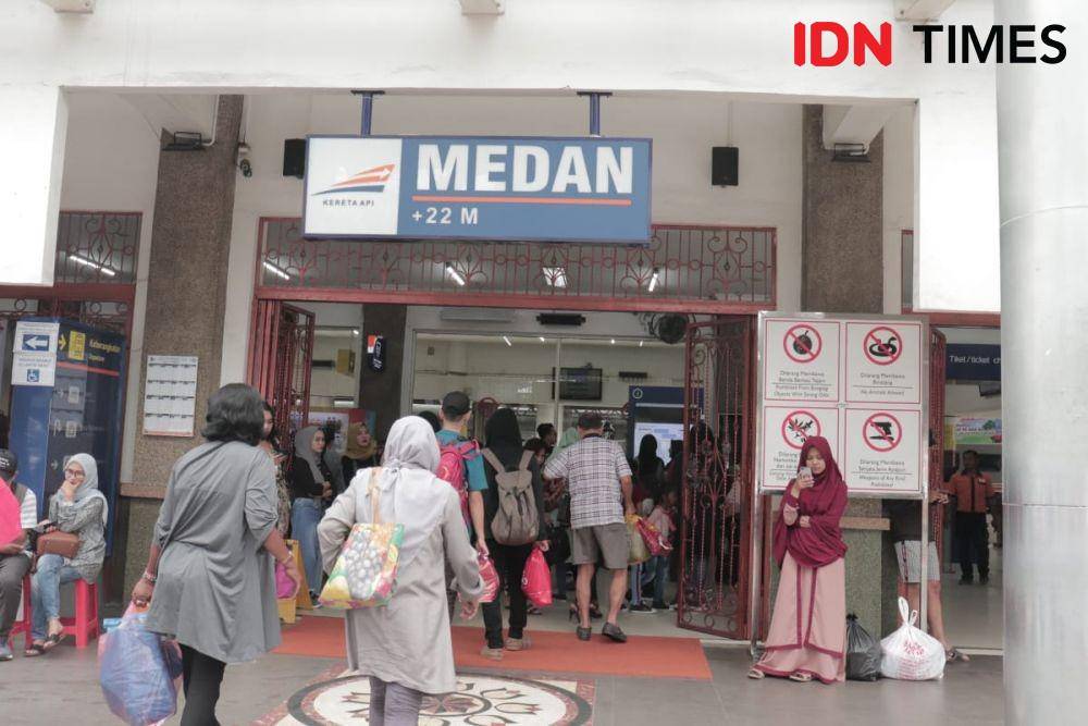 Arus penumpang di Stasiun Kereta Api Medan selama natal dan tahun baru (IDN Times/Yurika Febrianti)