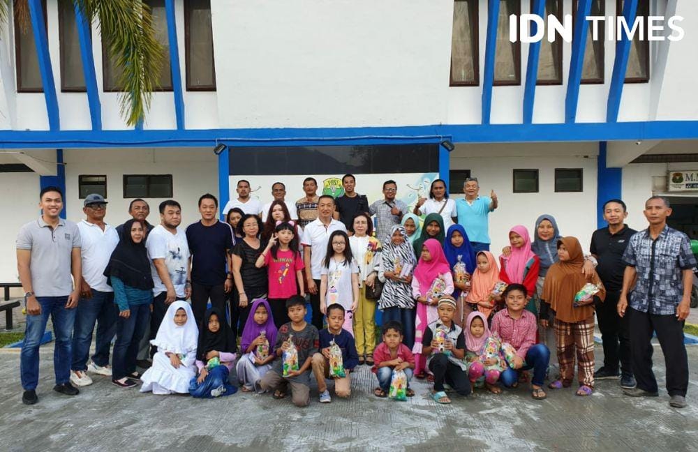 Pengurus PBSI Sumut menyantuni anak yatim sebagai bentuk syukur capaian di 2019 (IDN Times/Hasudungan)