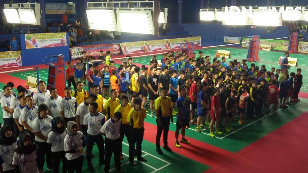 Para pebulutangkis di GOR PBSI Sumut (IDN Times/Hasudungan)