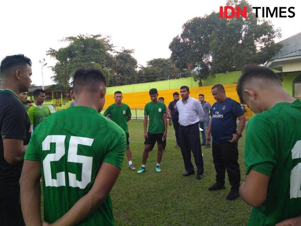 Manajemen PSMS berbicara dengan pemain PSMS (IDN Times/Hasudungan)
