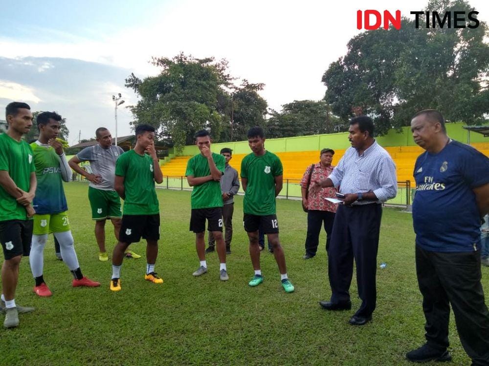 Manajemen PSMS berbicara dengan pemain (IDN Times/Hasudungan)