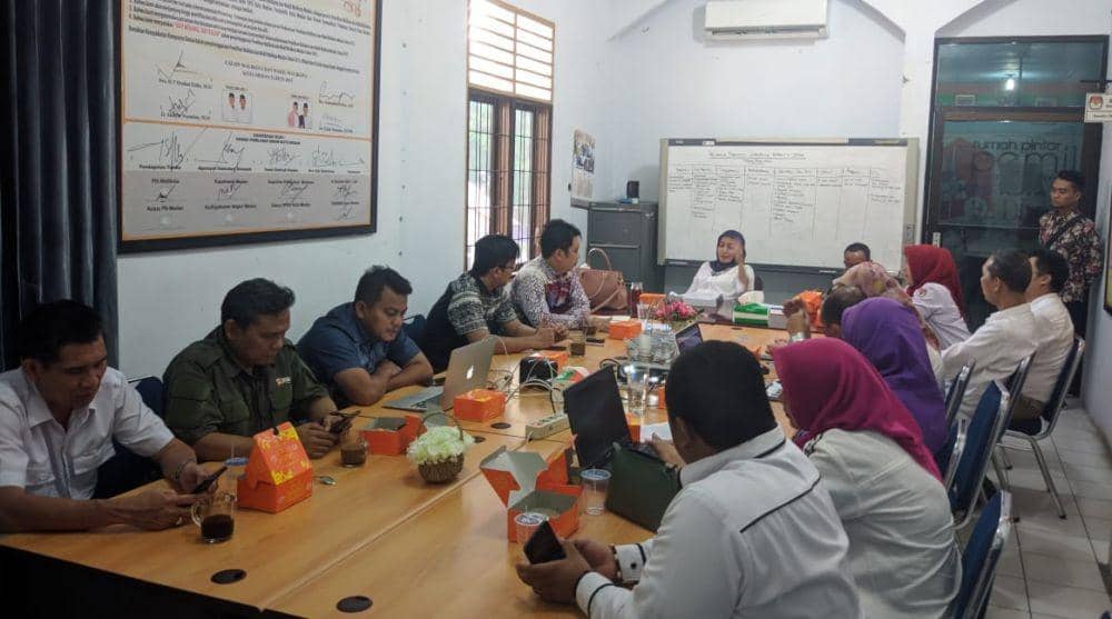 Ketua Divisi Teknis Penyelenggara Pemilu KPU RI Evi Novida Ginting Manik mengunjungi kantor KPU Medan (Dok. IDN Times)