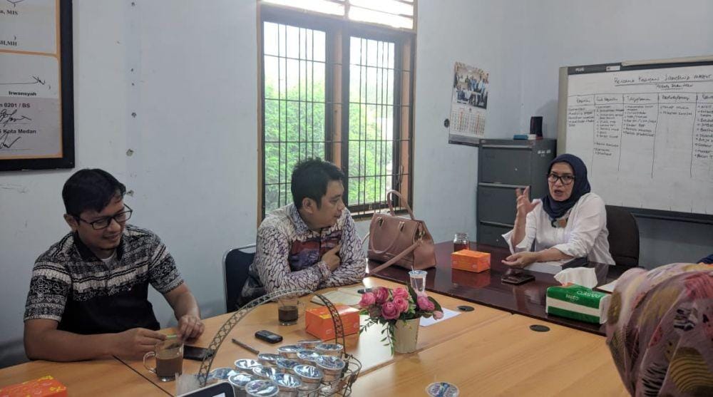 Ketua Divisi Teknis Penyelenggara Pemilu KPU RI Evi Novida Ginting Manik mengunjungi kantor KPU Medan (Dok. IDN Times)