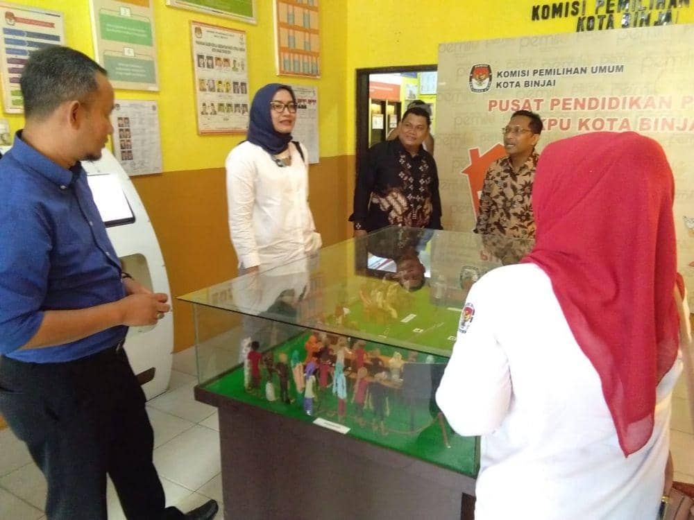 Ketua Divisi Teknis Penyelenggara Pemilu KPU RI Evi Novida Ginting Manik mengunjungi kantor KPU Medan (Dok. IDN Times)