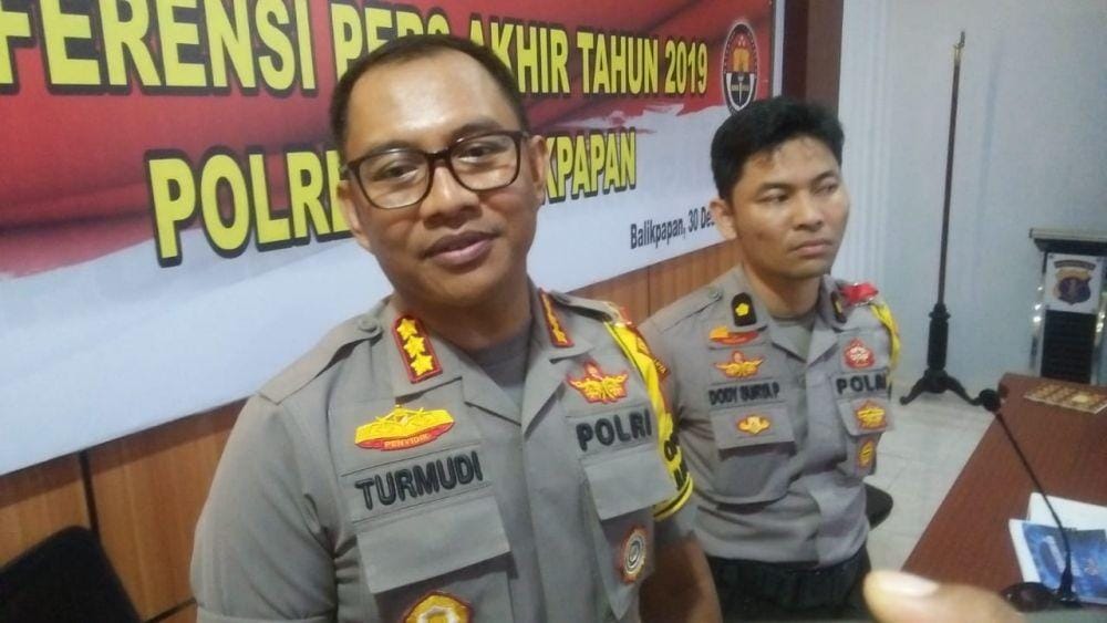Kombes Pol Turmudi didampingi Kabag Ops Polresta Balikpapan, Kompol Dody Surya. (IDN Times/Surya Aditya)