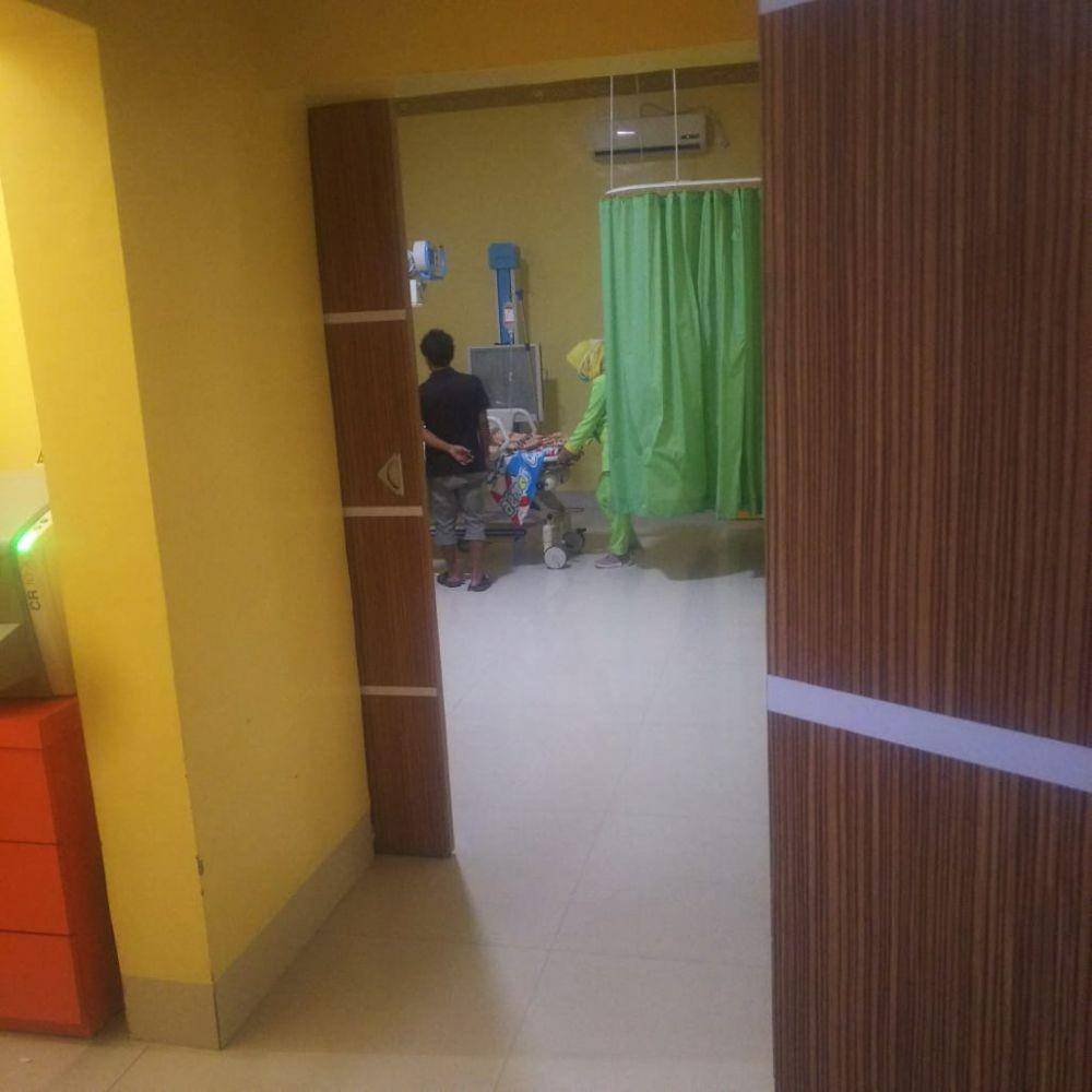 Seorang bocah 10 tahun dirawat di RS karena kepalanya terkena besi pembangunan jembatan(IDN Times/Bambang Suhandoko)