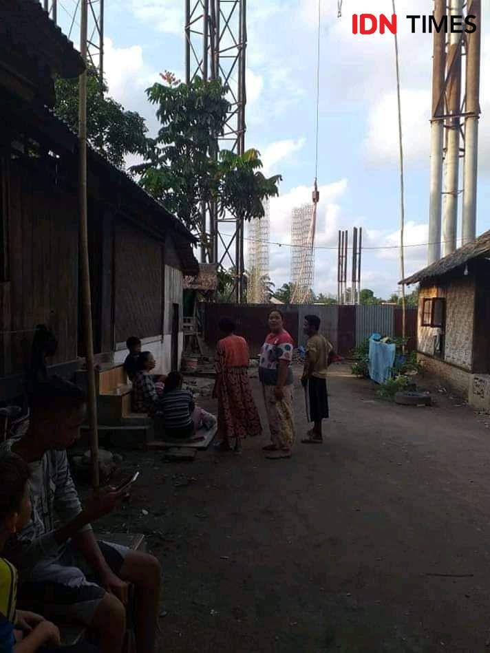 Posisi rumah korban tepat di belakang proyek pembangunan jembatan (IDN Times/Bambang Suhandoko)