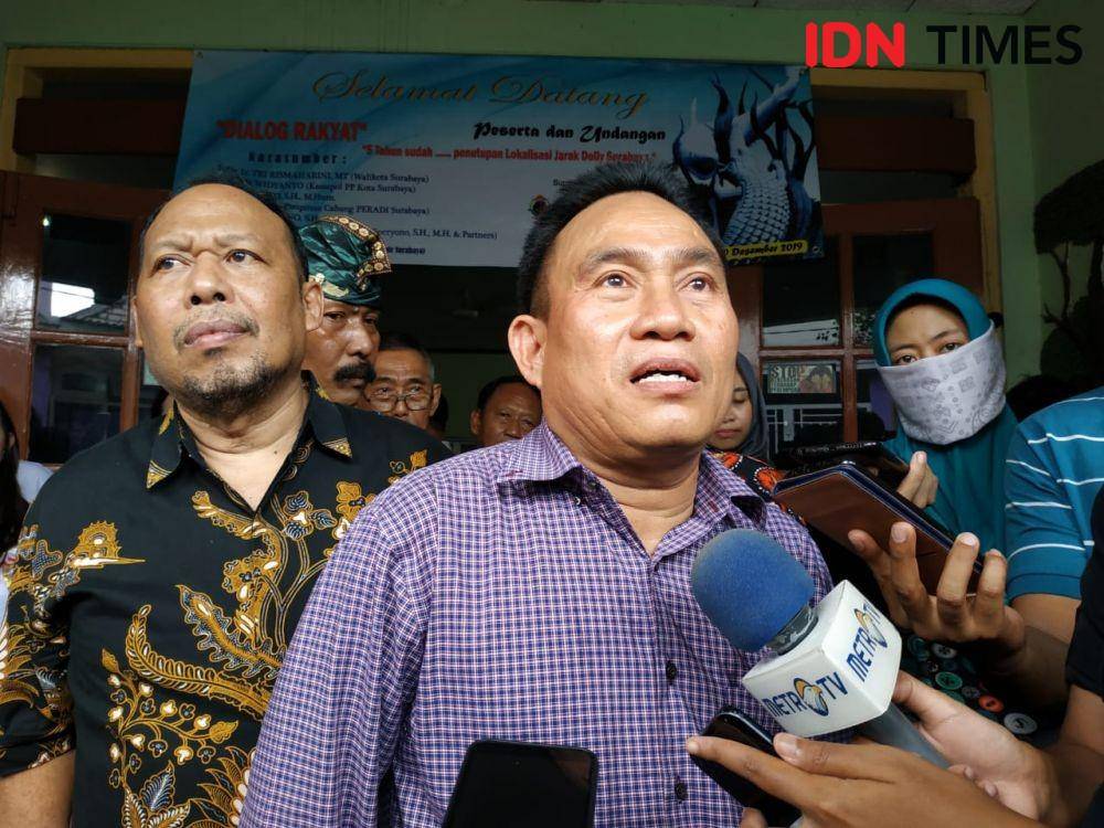 Ketua DPC Peradi Surabaya Hariyanto (tengah) saat acara diskusi 5 tahun penutupan lokalisasi Dolly, Senin (30/12). IDN Times/Fitria Madia