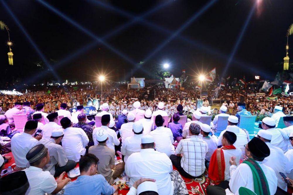 Ribuan jemaah memadati Taman Blambangan untuk bershalawat di malam tahun baru. IDN Times/Istimewa