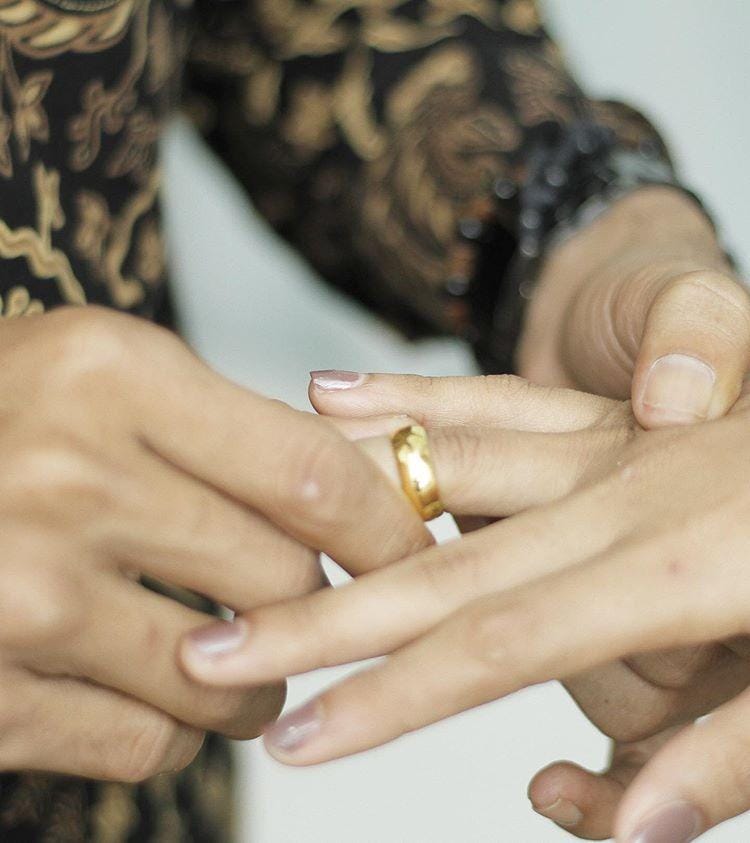 Martunis "Ronaldo" atau Martunis Sarbini, anak angkat Cristiano Ronaldo, meminang kekasihnya, Sriwahyuni (IDN Times/Dokumen Pribadi Martunis)