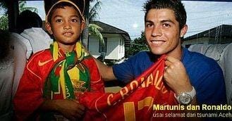 Martunis kecil dan Ronaldo (IDN Times/Dokumen Pribadi Martunis)