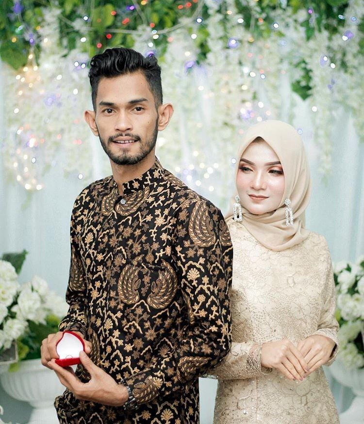 Martunis "Ronaldo" atau Martunis Sarbini, anak angkat Cristiano Ronaldo, meminang kekasihnya, Sriwahyuni (IDN Times/Dokumen Pribadi Martunis)