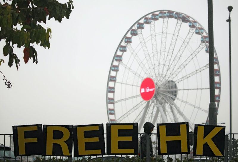 Seorang warga berjalan melewati spanduk "Free HK" (bebaskan Hong Kong) saat reli anti-pemerintah di Edinburg Place di Hong Kong, pada 29 Desember 2019. ANTARA FOTO/REUTERS/Navesh Chitrakar