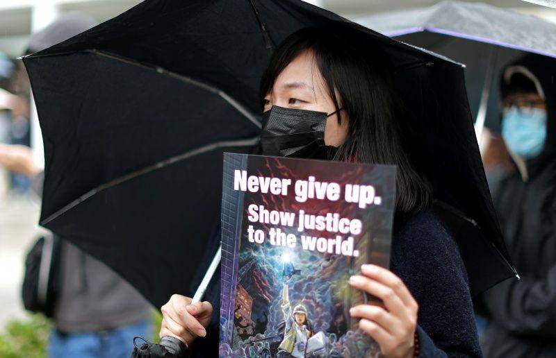 Seorang pengunjuk rasa membawa poster saat reli anti-pemerintah di Edinburg Place di Hong Kong, pada 29 Desember 2019. ANTARA FOTO/REUTERS/Lucy Nicholson