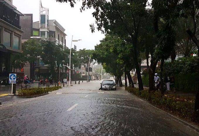 Banjir melanda wilayah Kemang, Jakarta Selatan, Rabu (1/1). (Twitter/@TMCPoldaMetro)