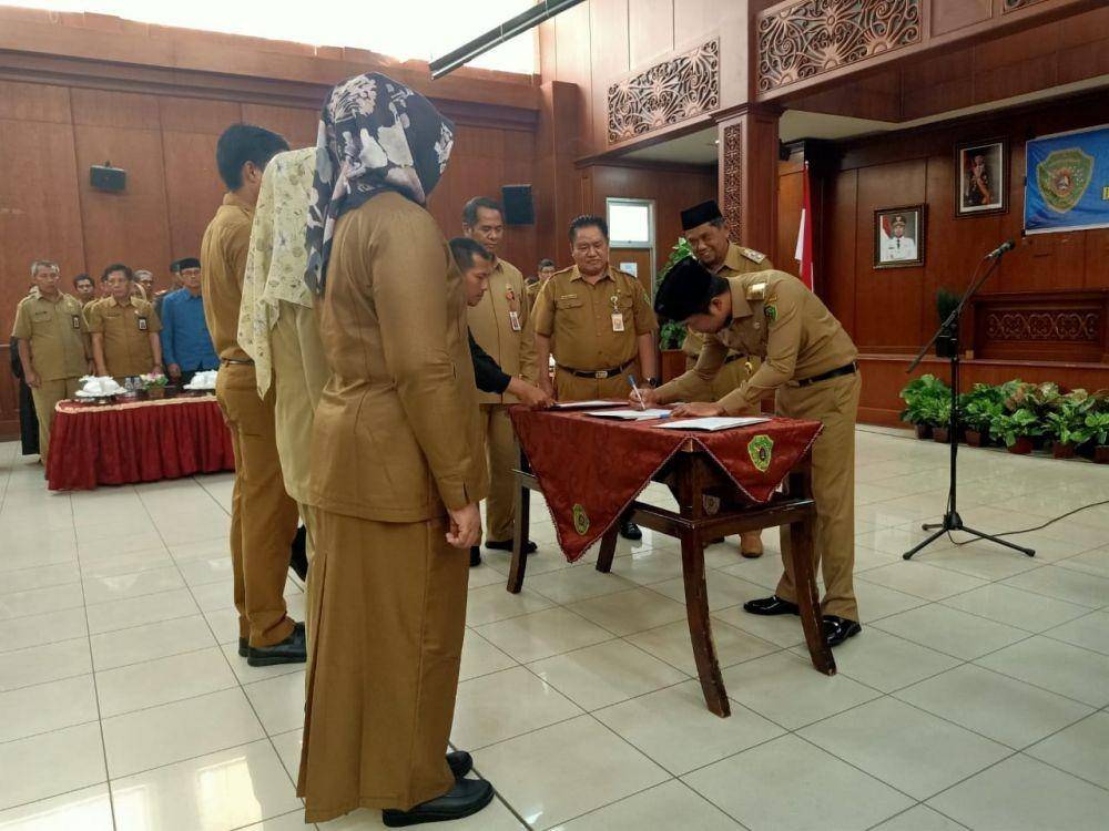 Bupati PPU Abdul Gafur Masud menandatangi fakta integritas perwakilan pejabat disaksikan Wabup PPU. H. Hamdam dan dua pejabat tinggi pratama (IDN Times/Ervan Masbanjar)