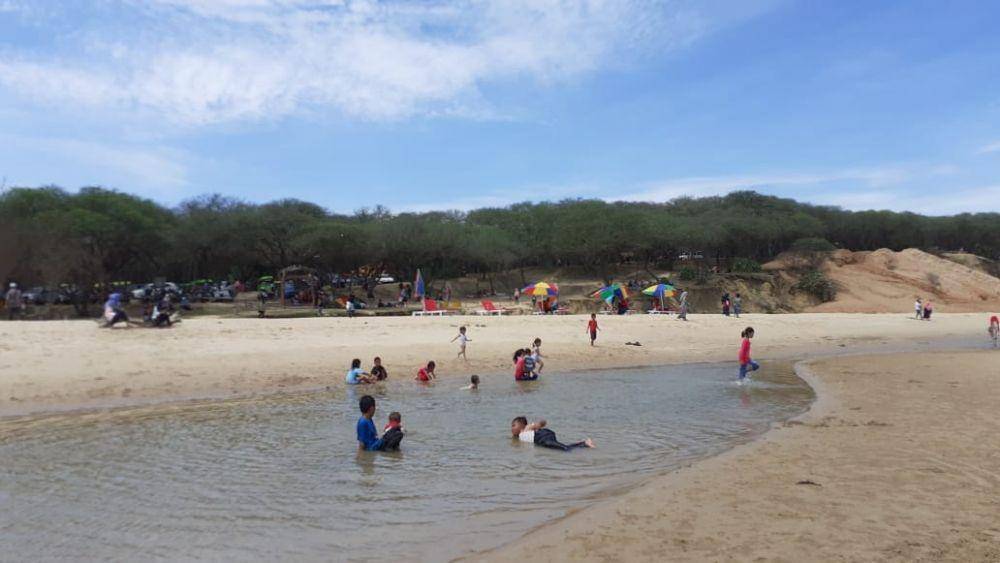 Pengunjung wisata anak-anak saat bermain di pantai Sowan. IDN Times/Imron