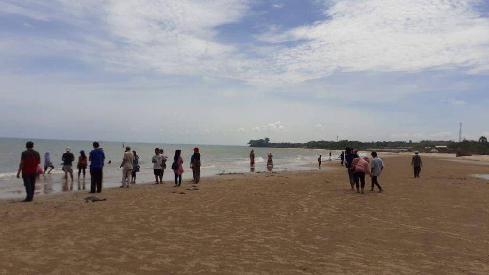 Sejumlah pengunjung pantai Sowan tengah menikmati pemandangan alam. IDN Times/Imron