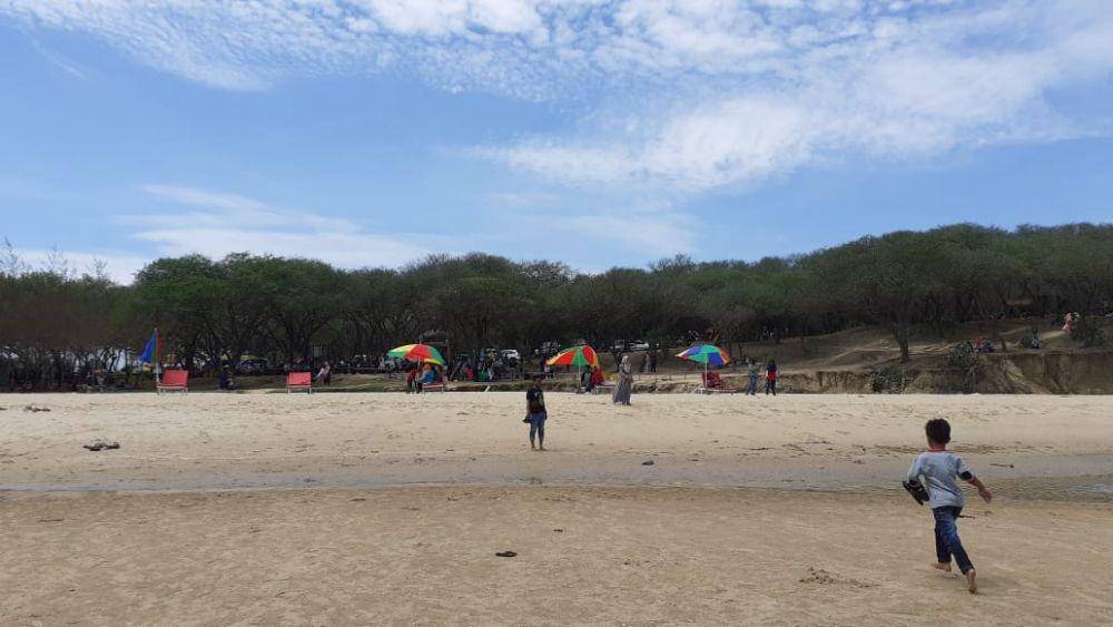 Destinasi wisata pantai Sowan di Kabupaten Tuban. IDN Times/Imron