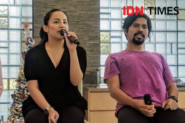 Angel Pieters (kiri) dan Gusti Hendy (kanan) dari Gigi saat konferensi pers di Royal Ambarrukmo, Selasa (31/12) - IDN Times/Rijalu Ahimsa
