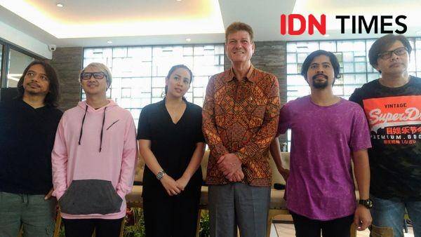 General Manager Royal Ambarrukmo, Ian Cameron, bersama Gigi dan Angel Pieters - IDN Times/Rijalu Ahimsa