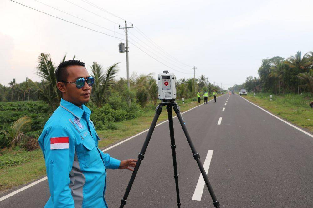 Anggota tim Traffic Accident Analysis (TAA) Ditlantas Polda Jateng melakukan olah tempat kejadian perkara (TKP) kecelakaan maut ini, Senin (30/12). Humas Polres Cilacap