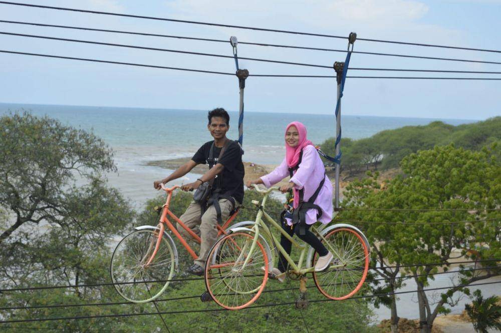 Salah satu wahana permainan di pantai Sowan Tuban. IDN Times/Imron