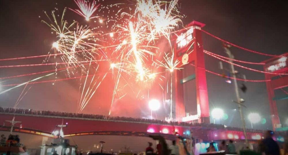 Suasana kawasan Jembatan Ampera Palembang saat malam pergantian tahun baru 2020 (IDN Times/Istimewa)