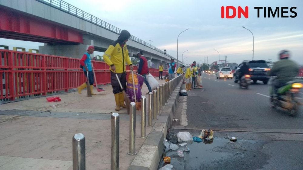 Sampah yang berserakan di Jembatan Ampera pasca malam pergantian tahun 2020 (IDN Times/Feny Maulia Agustin)