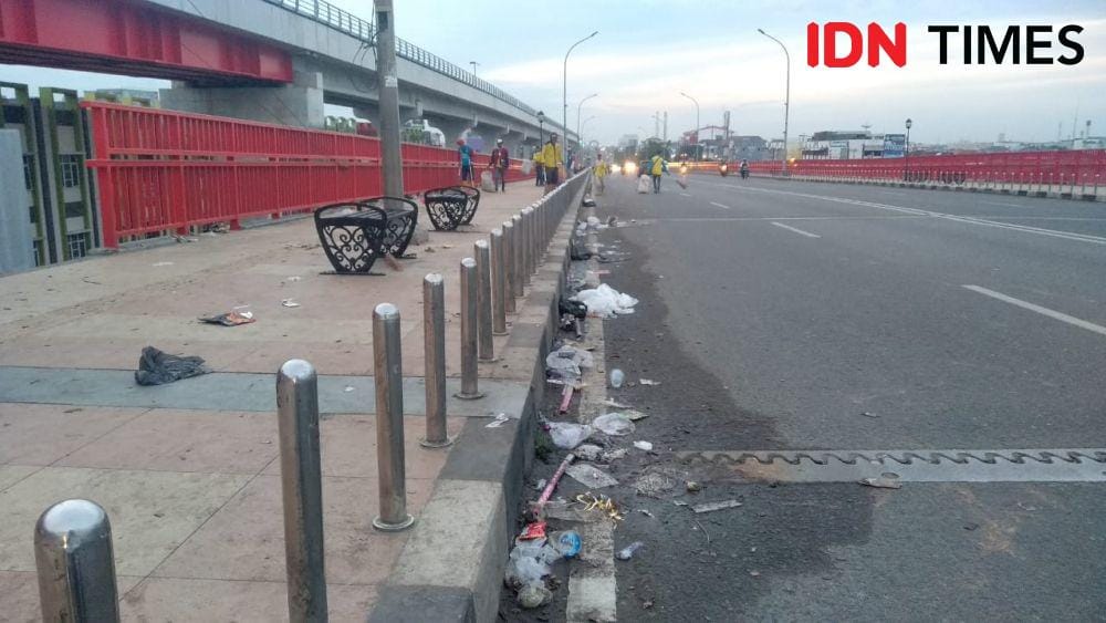 Sampah yang berserakan di Jembatan Ampera pasca malam pergantian tahun 2020 (IDN Times/Feny Maulia Agustin)