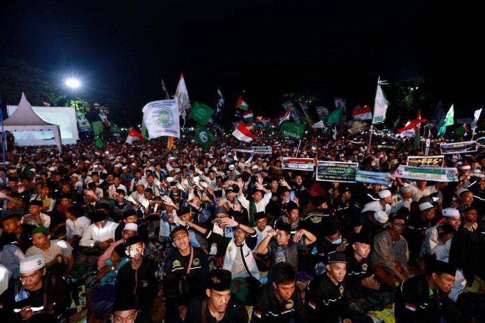 Ribuan jemaah memadati Taman Blambangan untuk bershalawat di malam tahun baru. IDN Times/Istimewa
