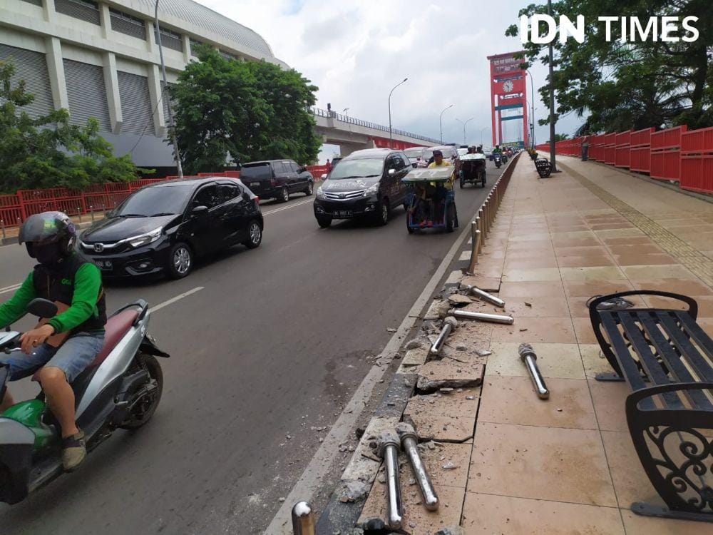 Situasi Jembatan Ampera pasca pergantian malam tahun baru 2020 yang menyebabkan aksesoris jalan rusak (IDN Times/Feny Maulia Agustin)