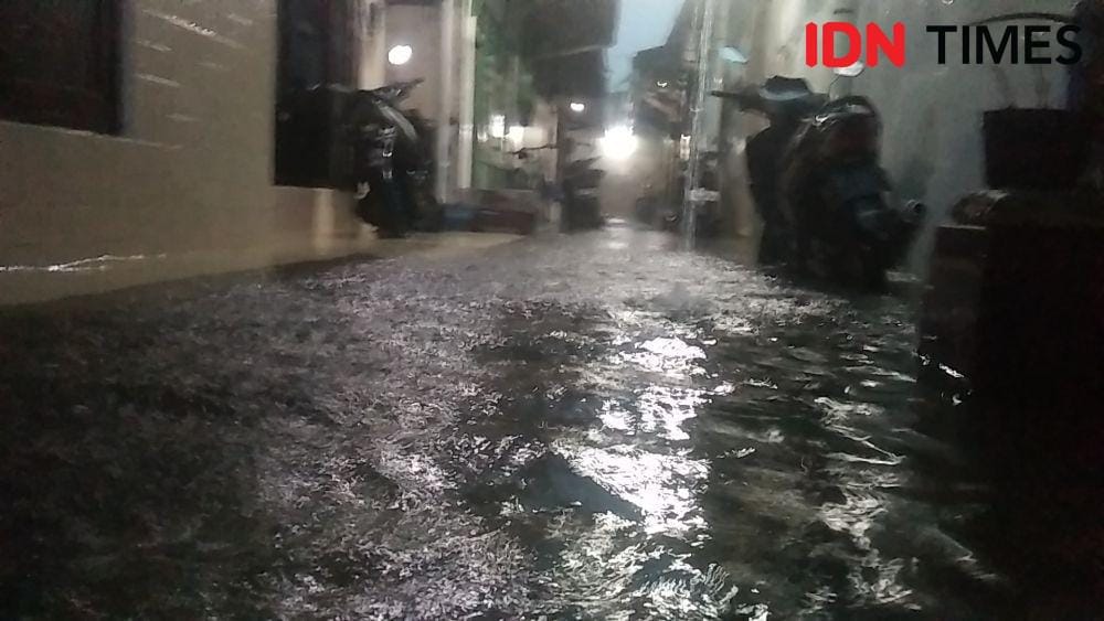 Hujan deras disertai angin kencang selama hampir 30 menit menyebabkan sebagian besar wilayah Kota Tegal dikepung banjir, Selasa (31/12) petang. (IDN Times/ Muchammad Haikal)