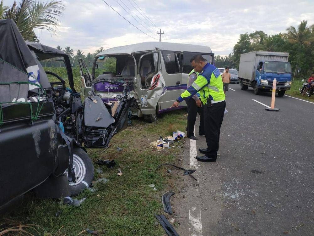 Sebanyak empat orang tewas pada kecelakaan antara minibus Elf bernomor polisi B 7767 YK dengan pickup Mitsubishi L300 bernomor polisi R 1720 PW di jalur Pantai Selatan Kebumen, Minggu (29/12). Humas Polres Kebumen