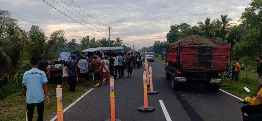 Sebanyak empat orang tewas pada kecelakaan antara minibus Elf bernomor polisi B 7767 YK dengan pickup Mitsubishi L300 bernomor polisi R 1720 PW di jalur Pantai Selatan Kebumen, Minggu (29/12). Humas Polres Kebumen