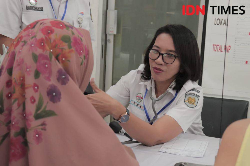 Petugas memeriksa kondisi kesehatan penumpang kereta api di stasiun Medan (IDN Times/Yurika Febrianti)